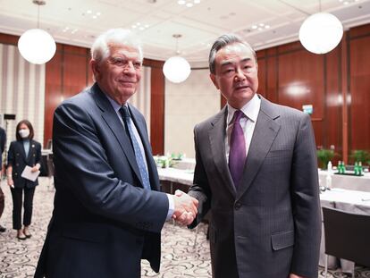 El alto representante de la UE para Política Exterior y Defensa, Josep Borrell, y el ministro de Exteriores chino, Wang Yi, en la conferencia de seguridad de Múnich, el pasado 19 de febrero.