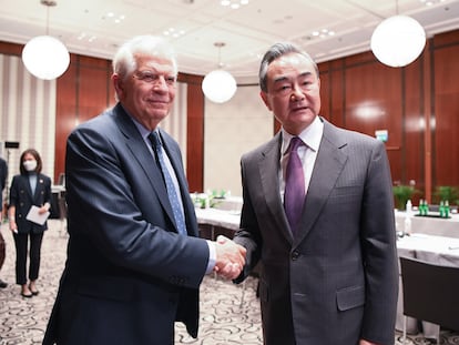 El alto representante de la UE para Política Exterior y Defensa, Josep Borrell, y el ministro de Exteriores chino, Wang Yi, en la conferencia de seguridad de Múnich, el pasado 19 de febrero.