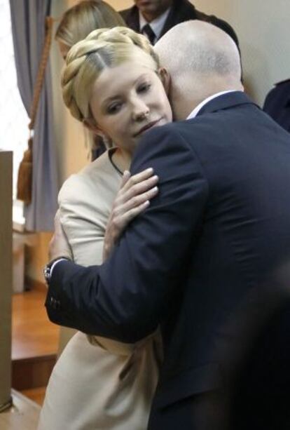 Yulia Timoshenko recibe un abrazo de su esposo, Aleksandr, durante la audiencia celebrada hoy.