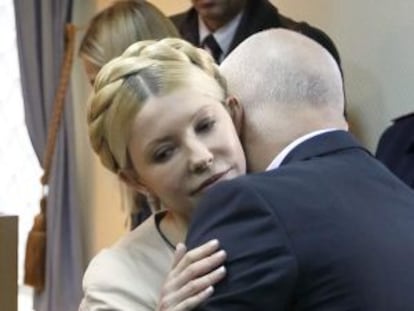 Yulia Timoshenko recibe un abrazo de su esposo, Aleksandr, durante la audiencia celebrada hoy.