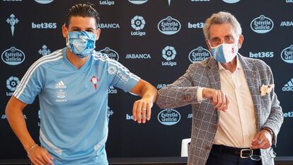 Nolito posa con la camiseta del Celta junto al presidente Carlos Mouriño.