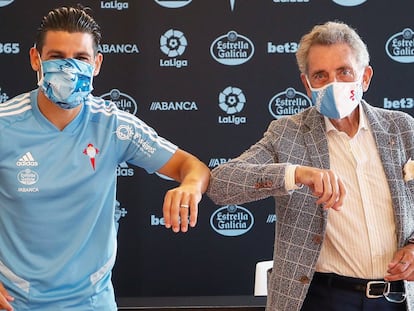 Nolito posa con la camiseta del Celta junto al presidente Carlos Mouriño.