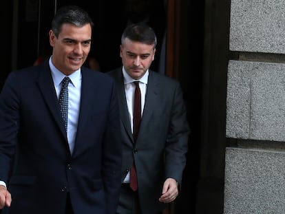 Pedro Sánchez abandona el Congreso con Iván Redondo, en 2019.