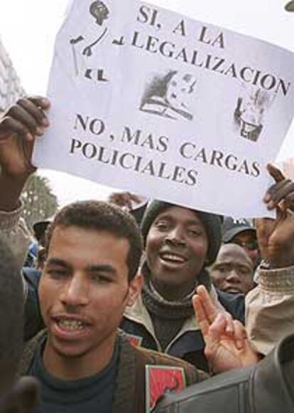Inmigrantes, durante la manifestación de ayer en Almería.