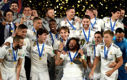 Los jugadores del Madrid con el trofeo del Mundial de Clubes.