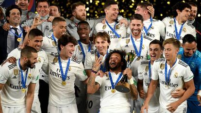 Los jugadores del Madrid con el trofeo del Mundial de Clubes.