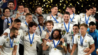 Los jugadores del Madrid con el trofeo del Mundial de Clubes.