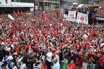 Durante seu discurso, Lula criticou a imprensa e prometeu que, se eleito neste ano, vai promulgar uma Medida Provisória que vai "proibir falar em gastos com a educação", em referência ao teto de gastos aprovado pelo Governo Michel Temer.