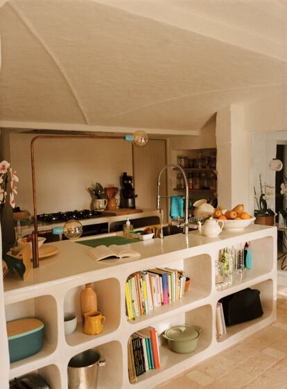 La idea era “perseguir lo orgánico” mejorando la distribución (“bastante extraña”), inundando todo de luz y redondeando las esquinas.<p>En la imagen, En la cocina destaca la espectacular bóveda hecha por un artesano local. La lámpara es una propuesta de Vega, la arquitecta responsable de la reforma, y está hecha artesanalmente con tubería de cobre. Los casquillos son de porcelana de Zangra, así como las bombillas.<p/>