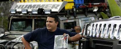 Un venezolano posa orgulloso frente a su Hummer en Caracas.