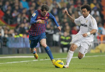 Messi intenta superar a Marcelo por velocidad.