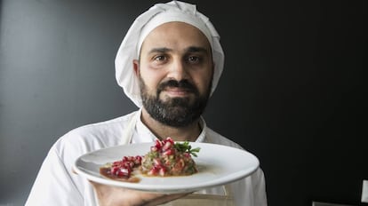 Anas Kassab sostiene un plato de Baba Ganoush.