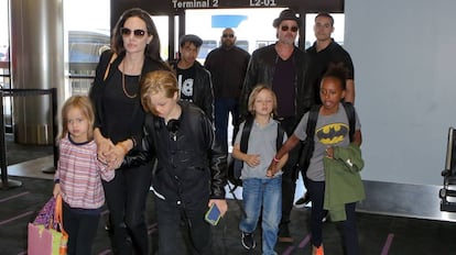 Brad Pitt e Angelina Jolie no aeroporto com seus filhos Pax, Maddox, Vivienne, Zahara, Knox e Shiloh em junho de 2015.