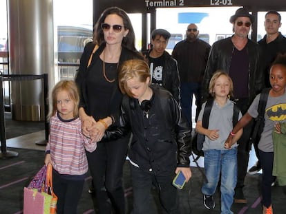 Brad Pitt e Angelina Jolie no aeroporto com seus filhos Pax, Maddox, Vivienne, Zahara, Knox e Shiloh em junho de 2015.