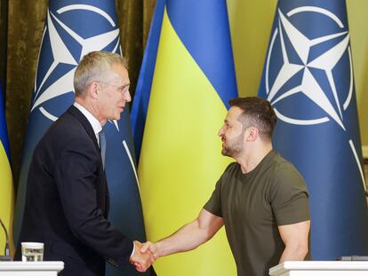 Ukrainian President Volodymyr Zelenskiy and NATO Secretary General Jens Stoltenberg shake hands during a joint press conference following their meeting in Kyiv, 28 September 2023.