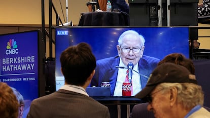 Warren Buffett, en una pantalla durante su intervención en la última junta de accionistas de Berkshire Hathaway.