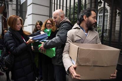 Integrantes de la Cael con peticiones de apostasía para entregar a la Conferencia Episcopal Argentina.