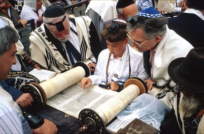 Um grupo de israelenses lê textos sagrados nas proximidades do Muro das Lamentações, em Jerusalém. As referências à longevidade do povo israelense já estavam presentes nos antigos textos religiosos. Na atualidade, Israel continua sendo um dos países do mundo onde mais se vive.