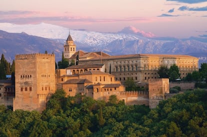 Es el monumento más visitado de España, con más de tres millones de turistas al año entre todo el complejo. La entrada para ver todo el conjunto vale 15,40 euros. Y merece muchísimo la pena. Vamos de menos a más. El Palacio de Carlos V es magnífico, mucha gente se hace una foto en el centro de su patio circular. En la Alcazaba no hay que perderse la Torre de la Vela, que ofrece unas vistas inigualables de toda la ciudad (aunque sin la vida del mirador de San Nicolás). En primavera, los jardines del Generalife son espectaculares. Allí lloró Boabdil al perder la ciudad. El centro de la visita son los palacios nazaríes. Lo más habitual es no poder cerrar la boca hasta un buen rato después de salir de ellos. Una sucesión de patios de luz mágica y salas a cual más hermosa, la cumbre arquitectónica de su estilo. Cada azulejo, cada puerta, cada bóveda puede dejar al viajero absorto. Las estrellas: el Patio de los Leones (cuya restauración finalizó en 2012) y la Sala de los Abencerrajes.