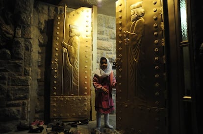 Uma menina às portas do santuário de Chak Chak, no Irã, lugar de peregrinação para os zoroastristas.