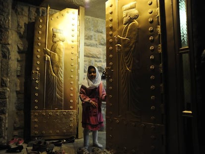 Uma menina às portas do santuário de Chak Chak, no Irã, lugar de peregrinação para os zoroastristas.