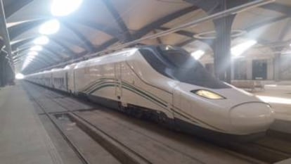 Uno de los diez trenes enviados por Talgo a Arabia Saudí en la estación de Medina.