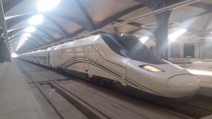 Uno de los diez trenes enviados por Talgo a Arabia Saudí en la estación de Medina.