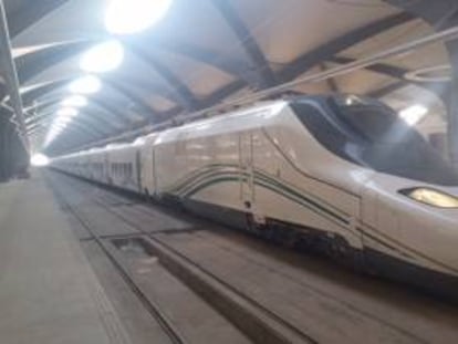 Uno de los diez trenes enviados por Talgo a Arabia Saudí en la estación de Medina.