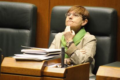 Gemma Zabaleta en su escaño, durante un pleno en el Parlamento de Vitoria.