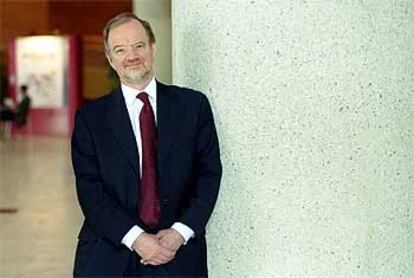 Robin Cook fotografiado en Granada en 2002.