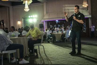 Durante un evento con jóvenes en un centro de convenciones de Monterrey, el candidato Adrián de la Garza, descalificó a García por su falta de experiencia y la omnipresencia que ha tenido en Twitter, Facebook e Instagram. 