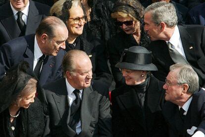 Los reyes de España conversan con los monarcas de Dinamarca mientras George W. Bush saluda al presidente francés, Jacques Chirac, y a su esposa.