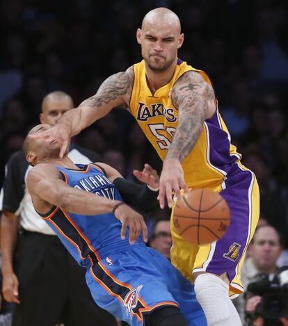 Robert Sacre comete falta sobre Russell Westbrook