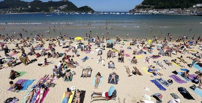 Turistas en la Playa de la Concha (San Sebastián)