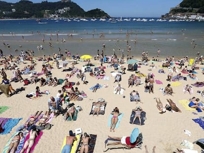 Turistas en la Playa de la Concha (San Sebastián)