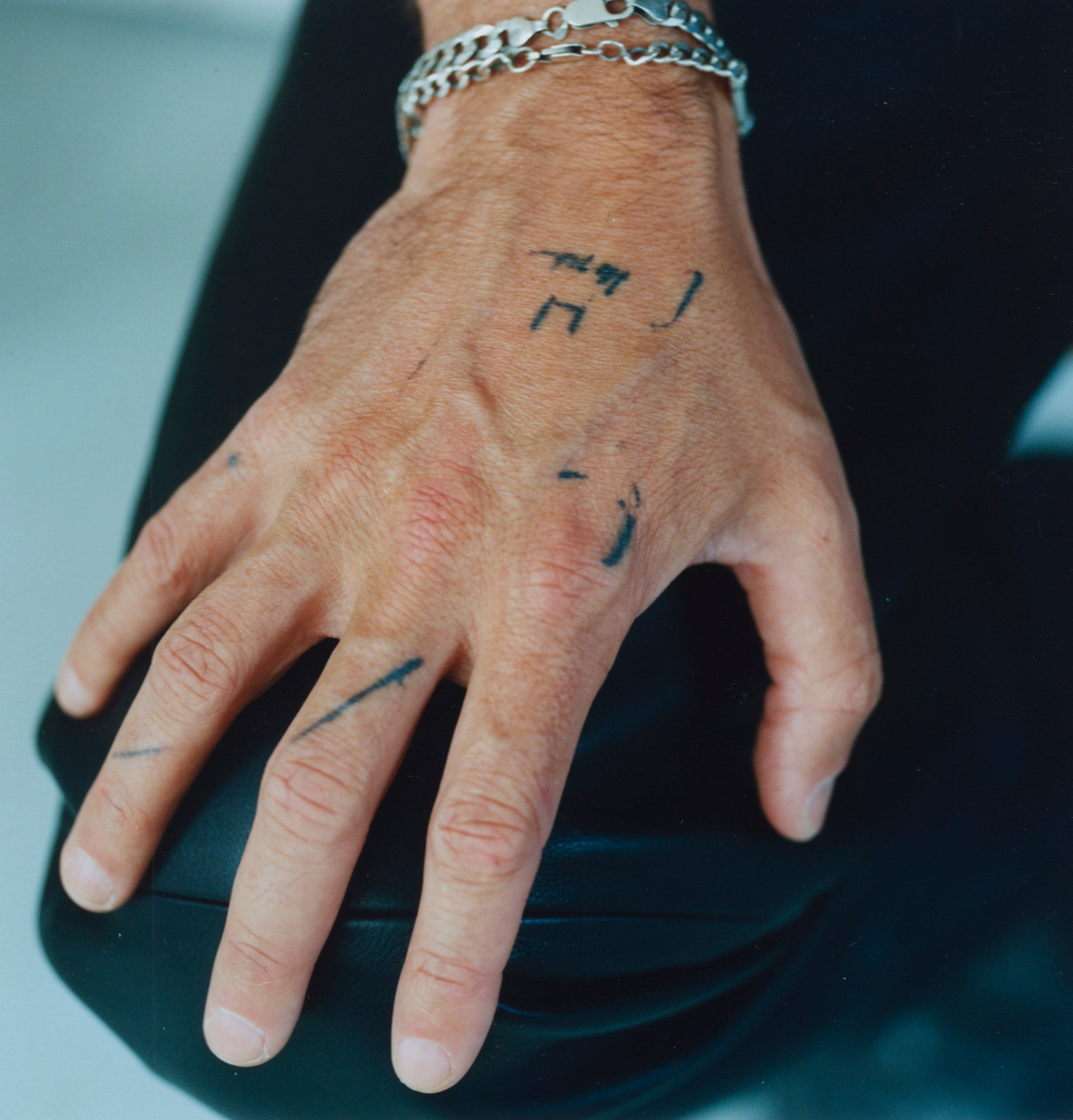 Uno de los muchos tatuajes del artista Théo Mercier.