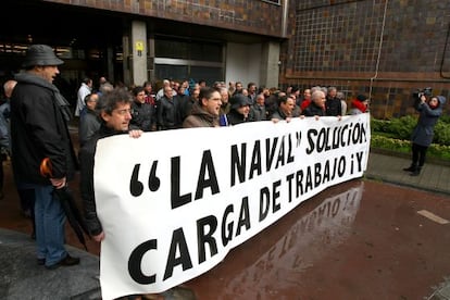 Trabajadores de La Naval protestan ante la sede de Naviera Murueta, en Bilbao.