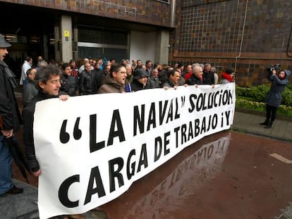 Trabajadores de La Naval protestan ante la sede de Naviera Murueta, en Bilbao.