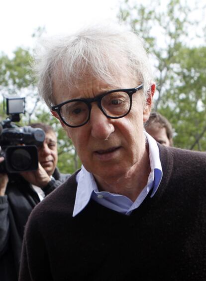 Woody Allen a la entrada del tribunal de Nueva York donde ha alcanzado un acuerdo para no ir a juicio con American Apparel, el 18 de mayo de 2009.