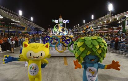 As mascotes olímpicas desfilaram no sambódromo durante o Carnaval, no Rio. 