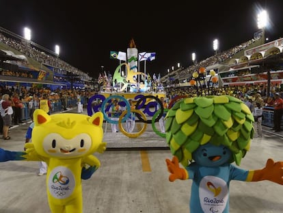 As mascotes olímpicas desfilaram no sambódromo durante o Carnaval, no Rio. 