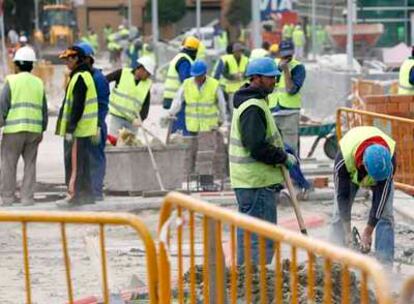 Varios hombres trabajan en una obra en Madrid.