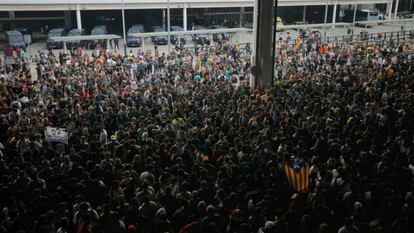 Manifestantes protestam contra condenação de líderes separatistas catalães, e bloqueiam acesso do aeroporto de Barcelona.