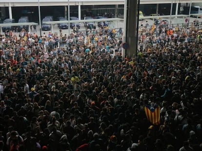 Manifestantes protestam contra condenação de líderes separatistas catalães, e bloqueiam acesso do aeroporto de Barcelona.