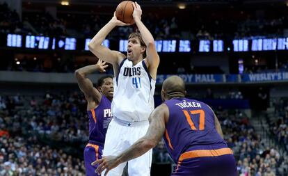 Nowitzki, de Dallas, tira ante la marca de Bledsoe y Tucker de Phoenix.