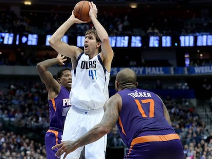 Nowitzki, de Dallas, tira ante la marca de Bledsoe y Tucker de Phoenix.