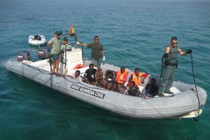 Miembros de la Guardia Civil, a bordo de una embarcación con 10 inmigrantes