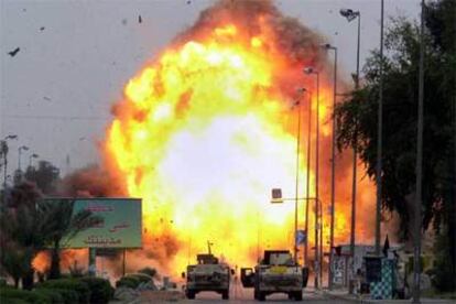 Momento en el que explota uno de los coches bomba en el barrio Al Yaderiya de Bagdad.