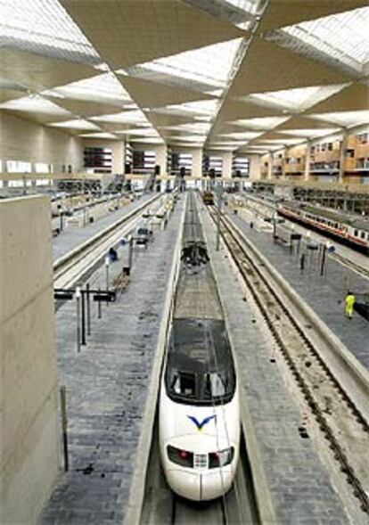 Llegada del AVE a la estación Delicias de Zaragoza, en el viaje promocional de ayer.