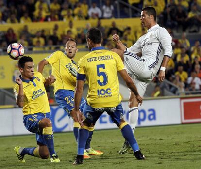 El delantero portugués del Real Madrid Cristiano Ronaldo (d), disputa un balón con el defensa David García (2d), el centrocampista Roque Mesa (i), y el defensa Dani Castellano (2i), de la UD Las Palmas.